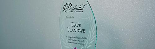 透明アクリル製のエレガントな表彰品。