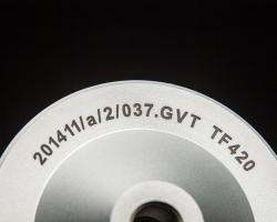 識別のために金属部品に施される工業マーク。