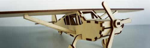 レーザー加工機 木材の彫刻材料を切断して平面を作成する。