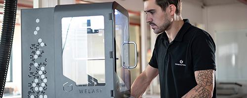 ワークショップでGravotech WeLase™レーザー加工機を使用するオペレーター