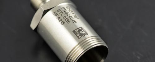 データマトリックス・コードとシリアル・ナンバーが刻印された金属部品