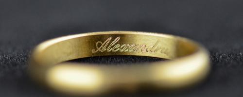 ゴールドの結婚指輪にアレクサンドラの名前をリング刻印（内側