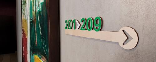 レーザー切断によるホテルの屋内案内サイネージ