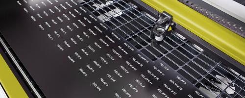 プラスチックのレーザーマーキングと切断
