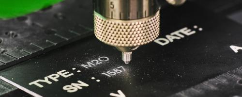 回転式彫刻機で作られたCEマーキングプレート