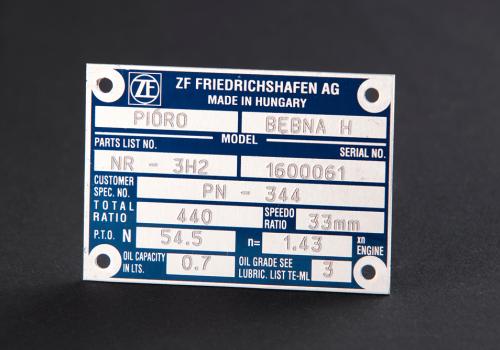 欧州適合アルマイトプレート彫刻（打刻機使用