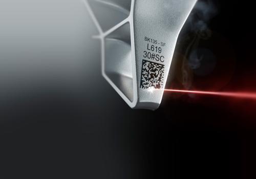 トレーサビリティのためのDatamatrixコードによる金属部品へのレーザー加工機彫刻