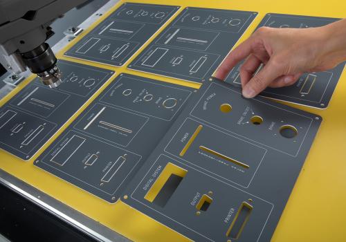大型CNC彫刻機で作られたフロントパネル