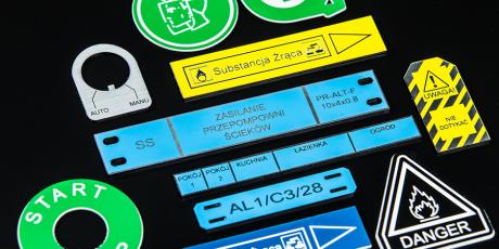 ラベリング、安全サイネージ、機器の識別用に彫刻されたカラフルなIDタグ